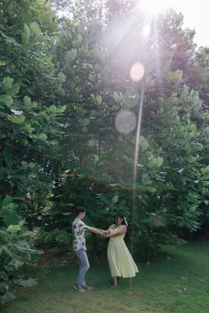 couples photos in a garden