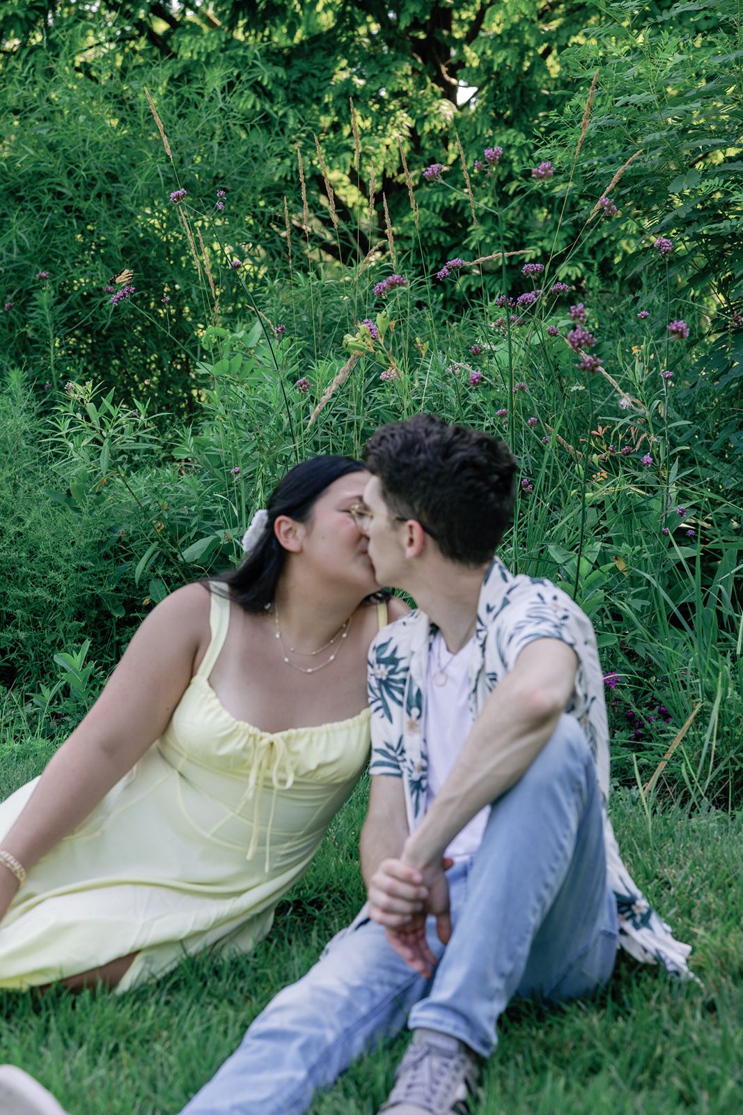 Meadowlark Botanical Garden picnic engagement photos